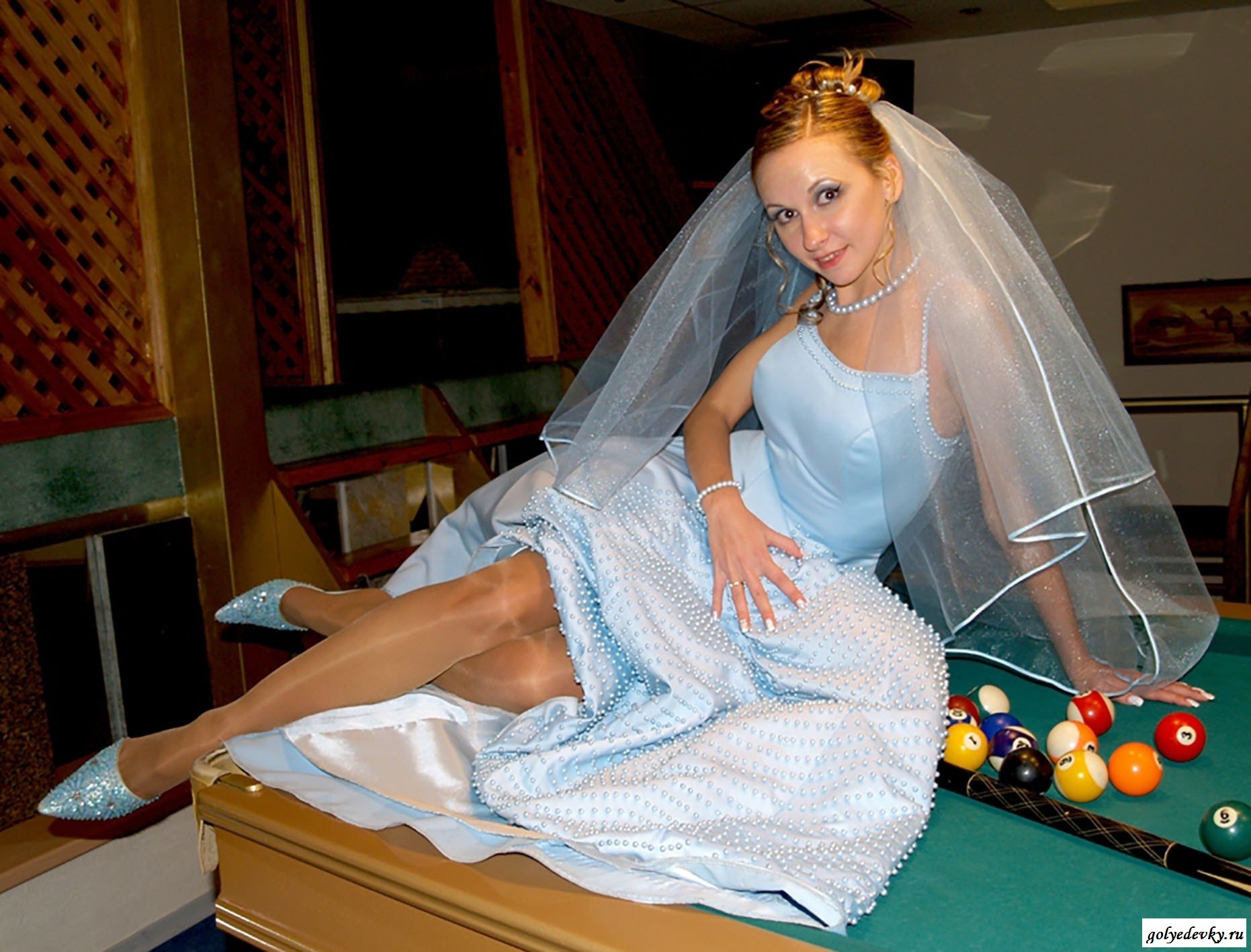 Русская невеста позирует перед мужем фото