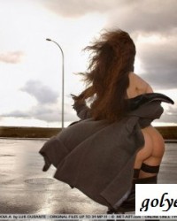 Напилась и бродит голая