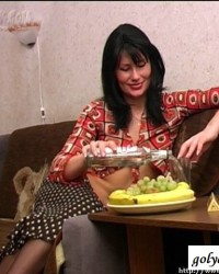 Брюнетка не против показать сиськи (10 фото)