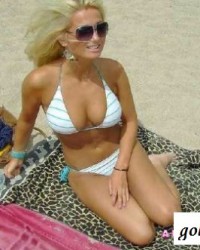 Симпатичные девушки на пляже (25 фотографий)