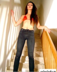 Армянка раздевается догола на лестнице (10 фото)