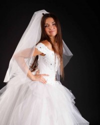 Невеста сексуально снимает своё платье