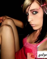 Эмочка снимает с себя одежду