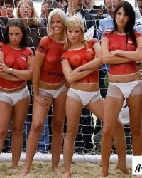 Голые девчата играют в футбол