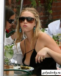 Внимание, голые сиськи в кадре!