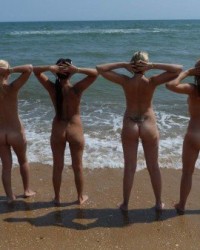 Изумительные принцессы отдыхают около моря