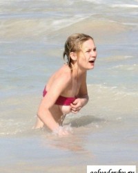 Обаятельная Кирстен Данст на пляжных фото