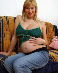 Набухшая грудь беременной крали