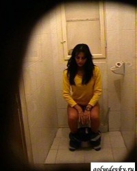 Подглядывал в замочную скважину за красивой сучкой