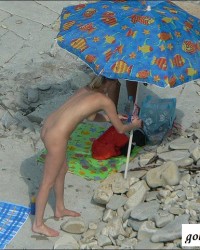 Отдыхающая нудистка попалась на скрытую камеру