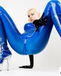 Обтягивающий латекс на стройной девушке