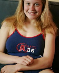 Смущенная девица покажет обнаженные сиськи (20 фото эротики)