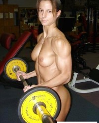Голая штангистка качает мышцы в зале