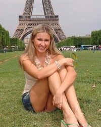 Туристка с голой пиздой в Париже (картинки)