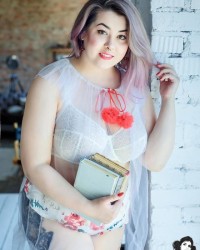 Голая толстушка вся в татуировках (фото)