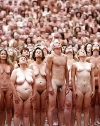 Много голых женщин на улице (63 фото)