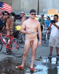 Голые парни ходят по улице (26 фото)