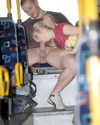 Красивая девушка отсосала в общественном месте (64 фото)