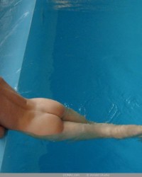 Купаются голышом в бассейне (70 фото)