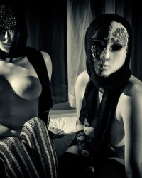 Голые девки в масках демонов (45 фото)