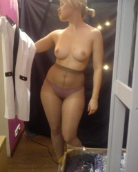 Голая жена в примерочной (58 фото)