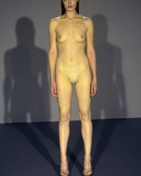 С голой пиздой на подиуме (54 фото)