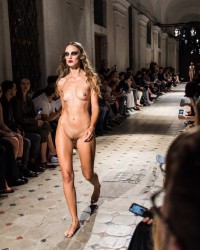 Голая на показе (59 фото)