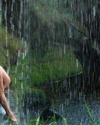 Голые девушки в дождь (57 фото)