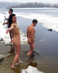 Русские девушки голые купаются с парнями (69 фото)