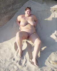 Толстожопые небритые нудистки на женском пляже (55 фото)