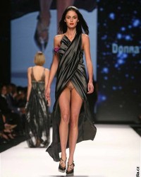 Засветы писек на показе мод (53 фото)