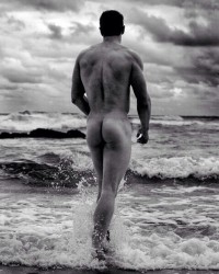 Парни ню на пляже (49 фото)