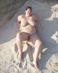 Голая толстая женщина ходит в море (53 фото)