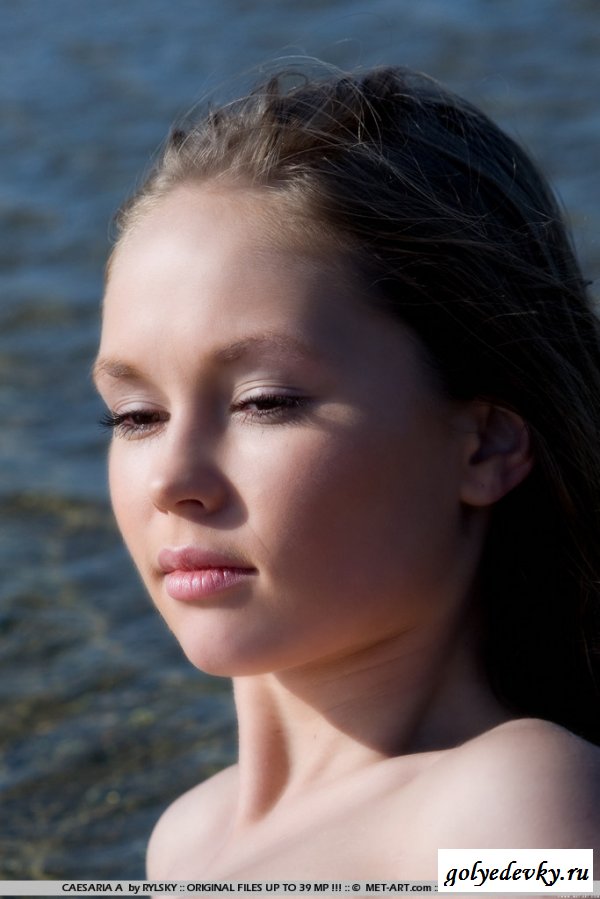 Голая попа в морской воде