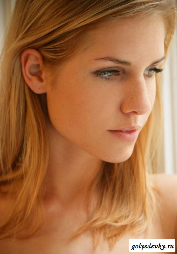 Красивая телка в проеме окна.