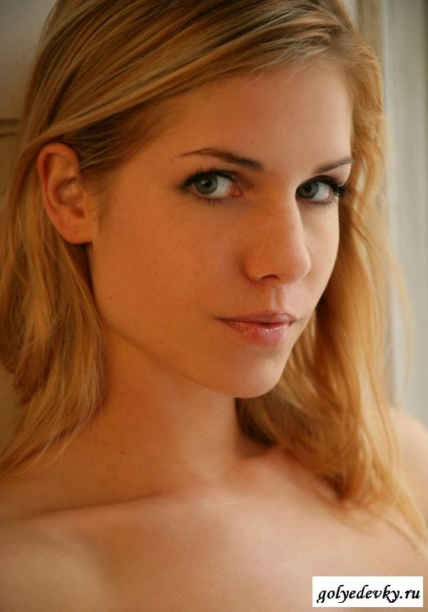 Красивая телка в проеме окна.