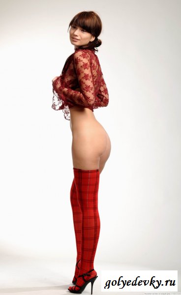 Брюнетка с большой грудью