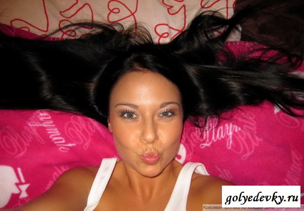 Очаровательная брюнетка дома