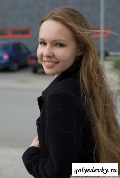 Юная девушка дома