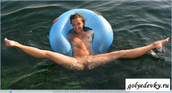 Тёлочка играет с резиновой игрушкой