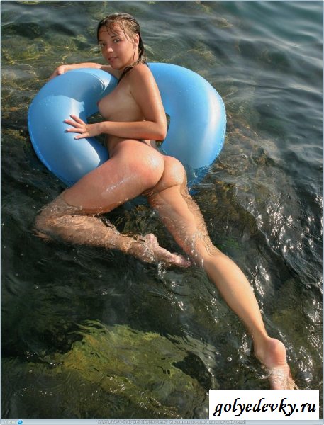 Тёлочка играет с резиновой игрушкой