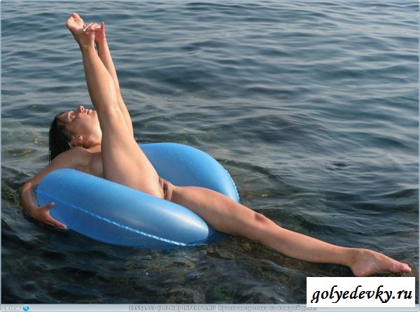 Тёлочка играет с резиновой игрушкой