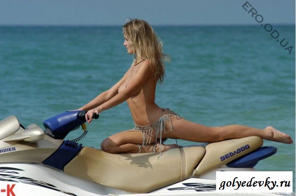 Голая блонда на скутере