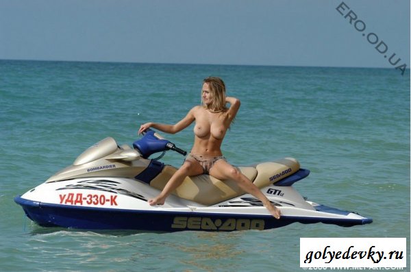 Голая блонда на скутере