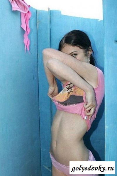 Подглядываем за девченкой в пляжной раздевалке
