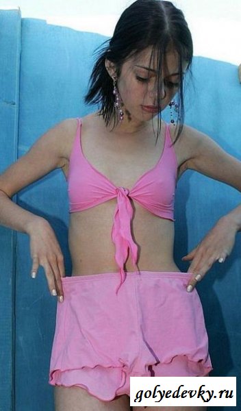 Подглядываем за девченкой в пляжной раздевалке