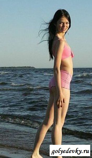 Подглядываем за девченкой в пляжной раздевалке