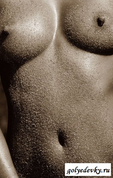 Азиатка на диком пляже