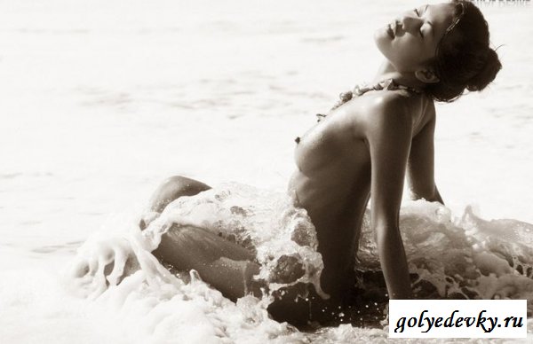 Азиатка на диком пляже