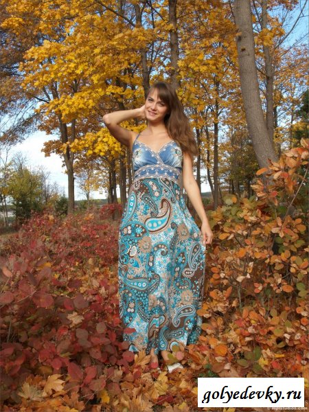 Тонечка в осеннем лесу